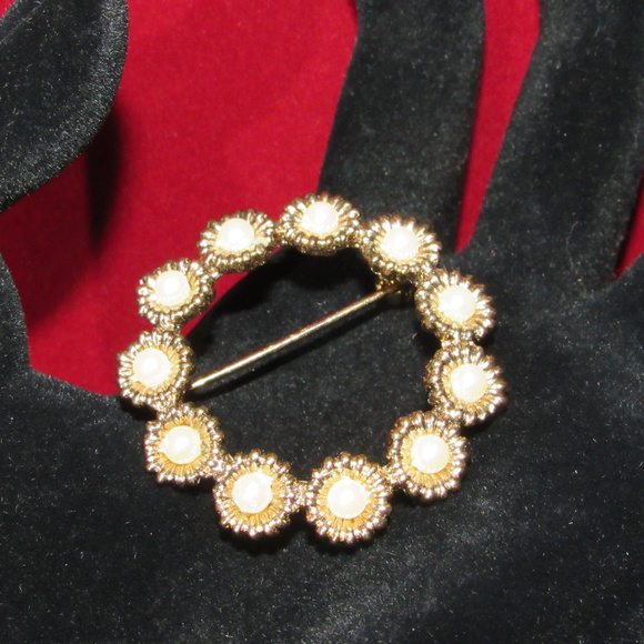 Vintage Goldtone Faux Pearl Brooch Pin 1.5" Diam. - Picture 2 of 8